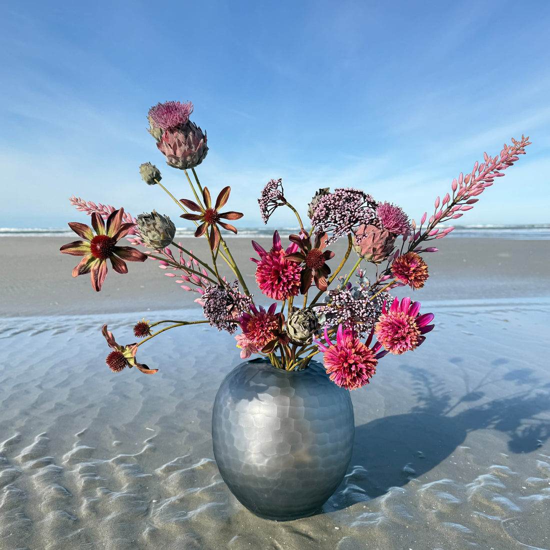 Kunstblume-Stiel wird an die Vasenhöhe angepasst
