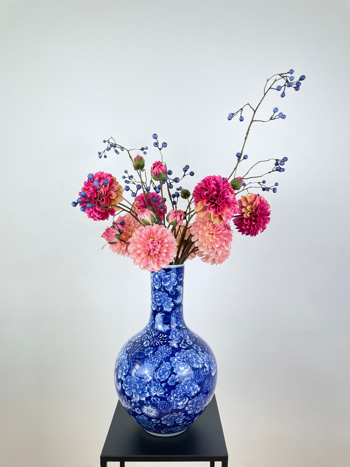 Kunstblumen Bouquet „Power of Pink“ – Dahlien & Beerenzweige wie echt –