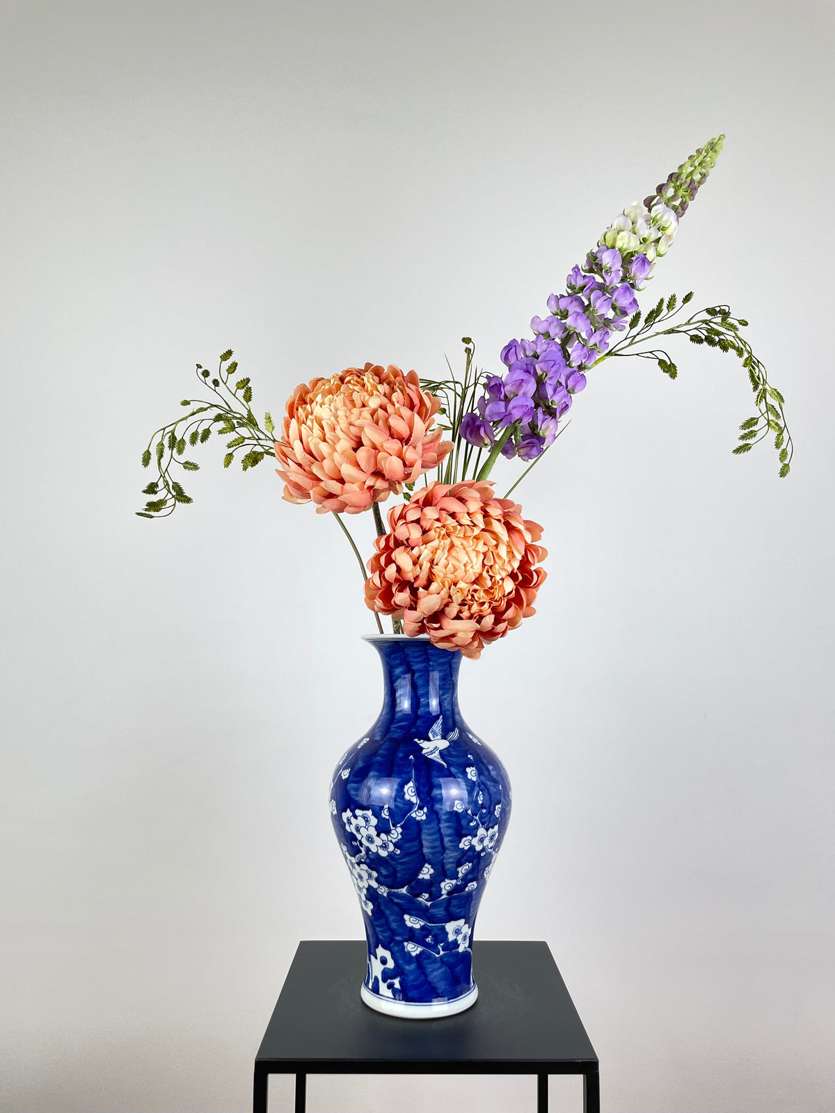 Kunstblumen Bouquet „1st Kiss“ mit Vase – Lupinen & Chrysanthemen wie –