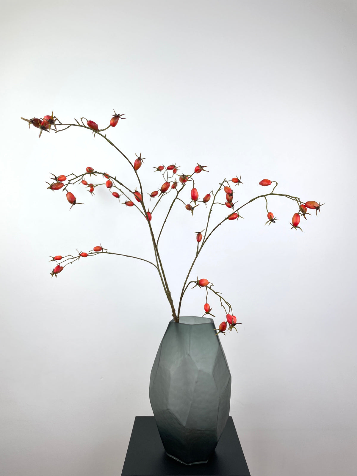 Künstlicher Hagebuttenzweig wie echt, orange, 126cm, im Arrangement – Silk-ka