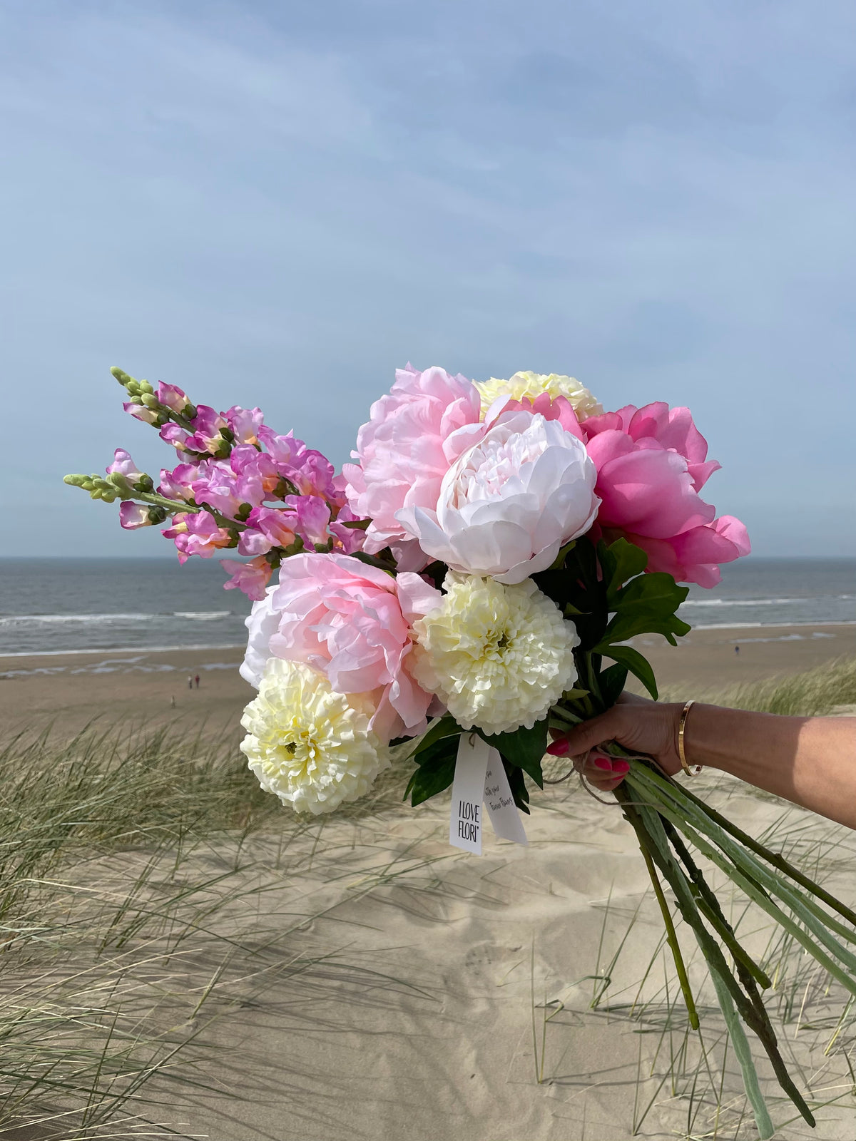 Kunstblumen Bouquet „Falling in Love“ – Pfingstrosen & Tagetes wie ech –