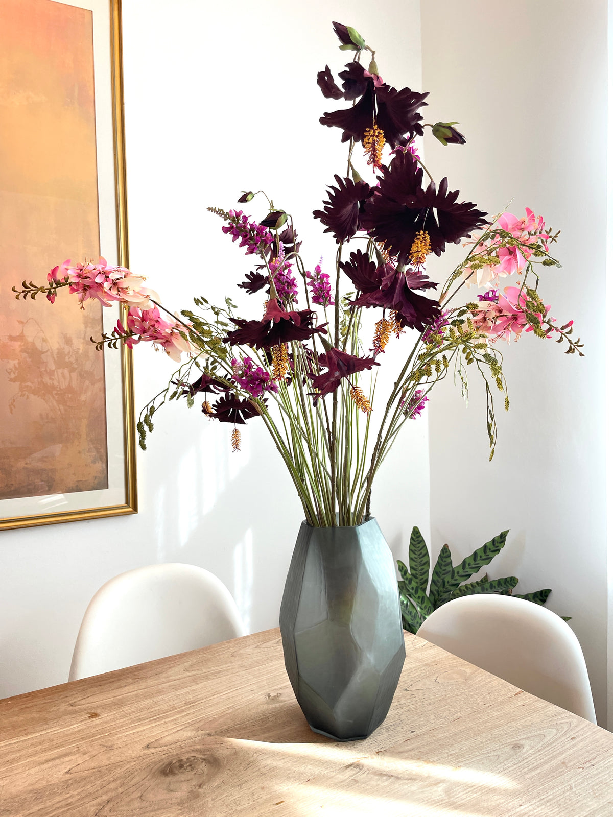 Kunstblumen Bouquet „Wildberry Dreams“ – Hibiskus, Mucuna & Forsythien –