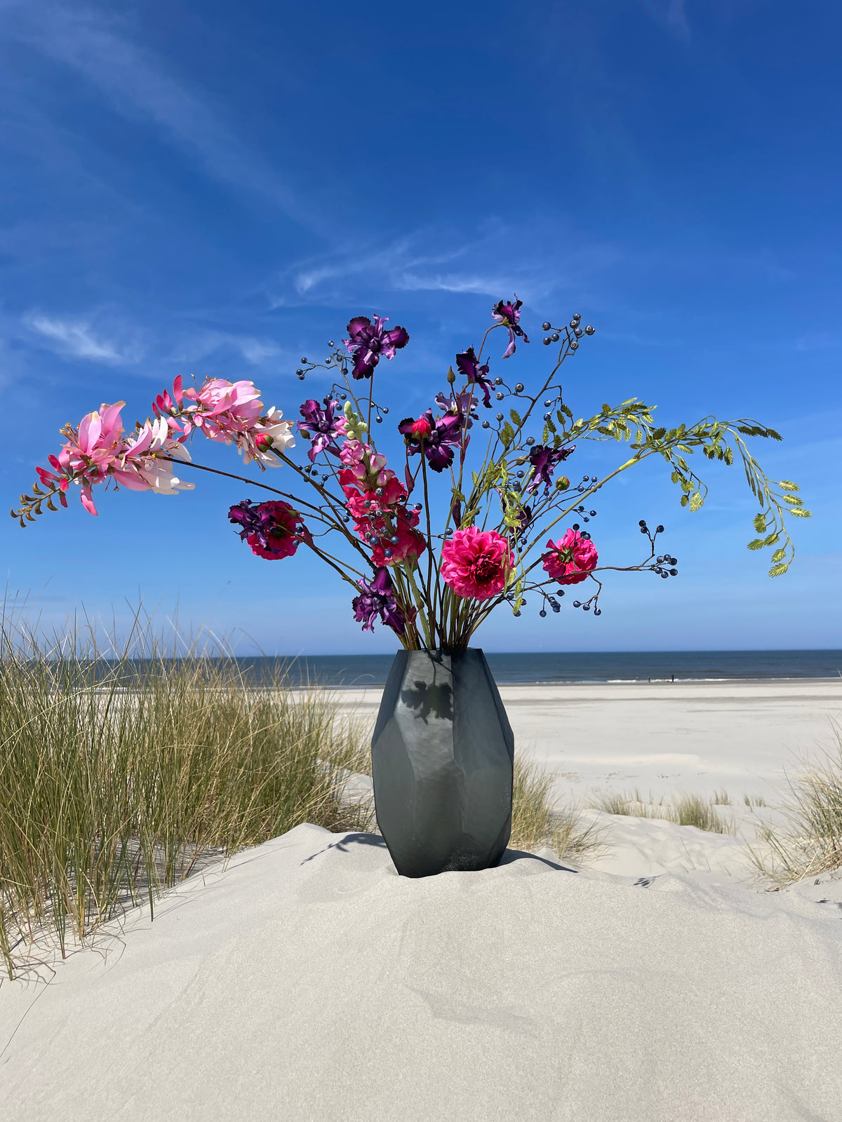Kunstblumen Bouquet „Spicemarket“ mit Vase – Dahlien, Löwenmaul & Mucu –