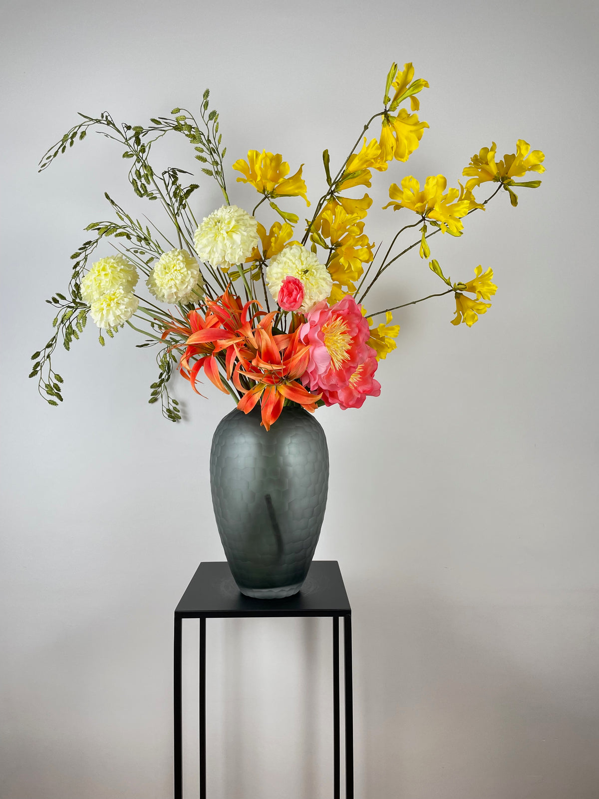 Kunstblumen Bouquet „Island Romance“ – Pfingstrosen, Amaryllis & Taget –