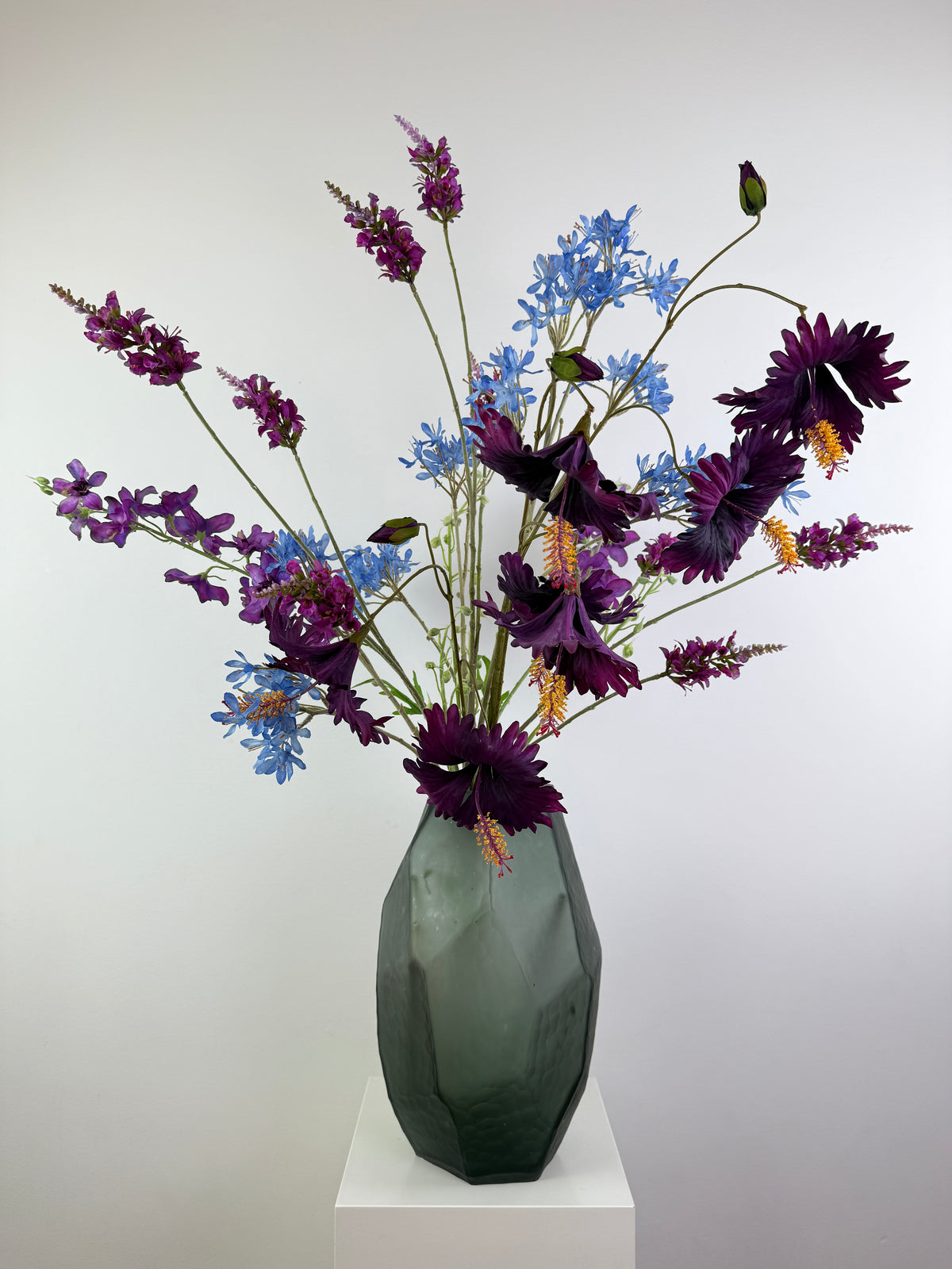 Kunstblumen Bouquet „Wildthings“ – Glockenblume, Hibiskus & Rittersporn wie echt